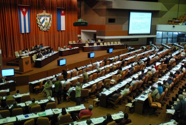 Diputados cubanos prosiguen este domingo análisis de proyecto de reforma de la Constitución Diputados cubanos prosiguen este domingo análisis de proyecto de reforma de la Constitución