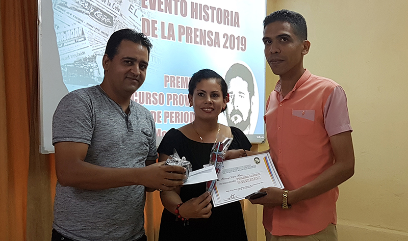 Entregan premios de periodismo Ubiquel Arévalo Morales