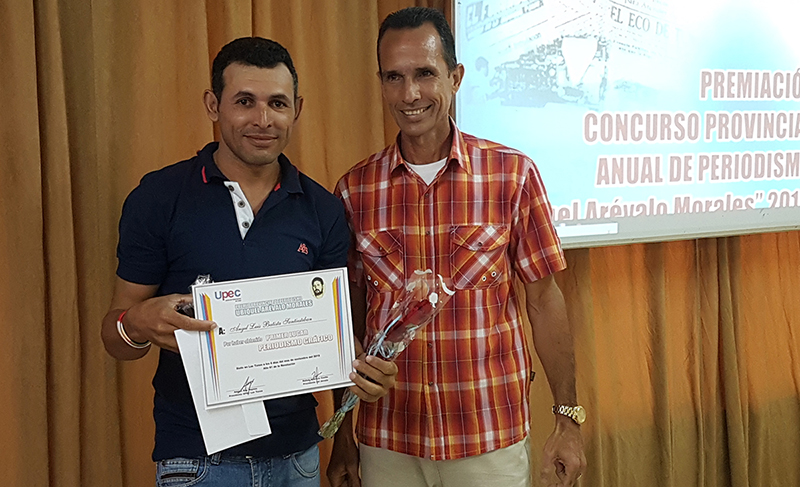 Entregan premios de periodismo Ubiquel Arévalo Morales