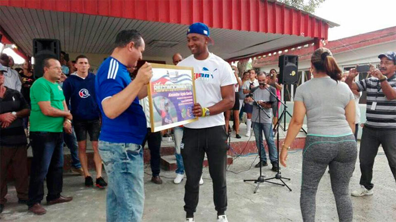 Reconocimiento para Dariel Góngora, Alexander Ayala y el equipo de los Leñadores de parte del pueblo camagüeyano.