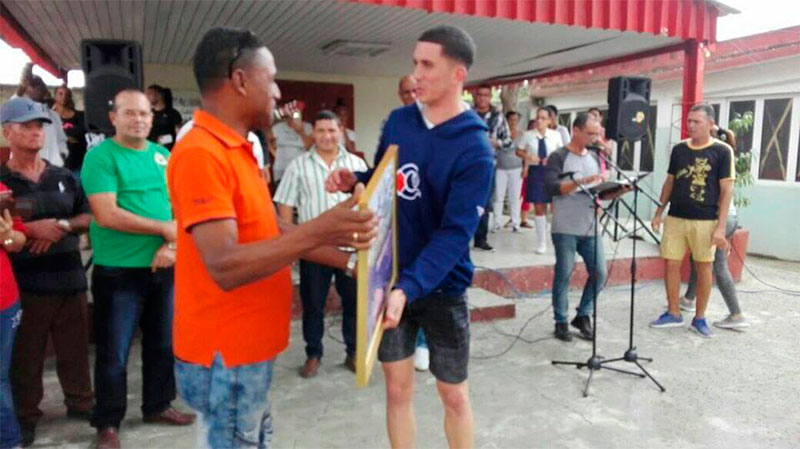 Reconocimiento para Dariel Góngora, Alexander Ayala y el equipo de los Leñadores de parte del pueblo camagüeyano.