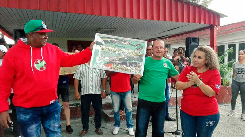 Reconocimiento para Dariel Góngora, Alexander Ayala y el equipo de los Leñadores de parte del pueblo camagüeyano.
