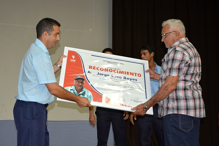 Reciben trabajadores del sector eléctrico de Las Tunas condición de Vanguardia Nacional Reciben trabajadores del sector eléctrico de Las Tunas condición de Vanguardia Nacional