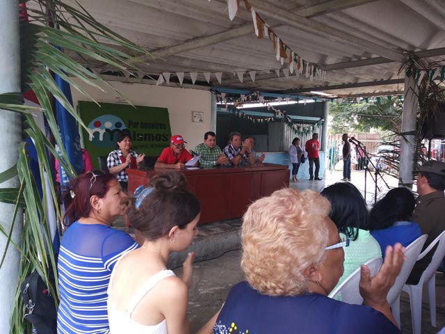 En cada una de las comunidades tuneras, los vecinos se reúnen e intercambian con las principales autoridades del territorio. En cada una de las comunidades tuneras, los vecinos se reúnen e intercambian con las principales autoridades del territorio.