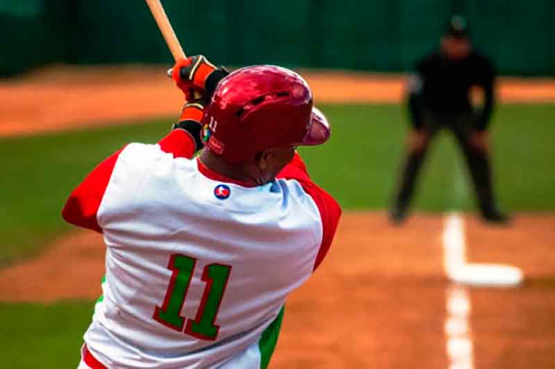 Yosvani Alarcón: mil hit en Series Nacionales y los Leñadores dejan al campo a los Elefantes