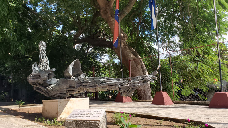 Un memorial que honra a las víctimas de Barbados