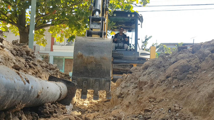 Brigada de mantenimiento de Acueducto y Alcantarillado trabaja en la rehabilitación de la red hidráulica en comunidades tuneras. (TIEMPO21 FOTO/ANGELUIS)