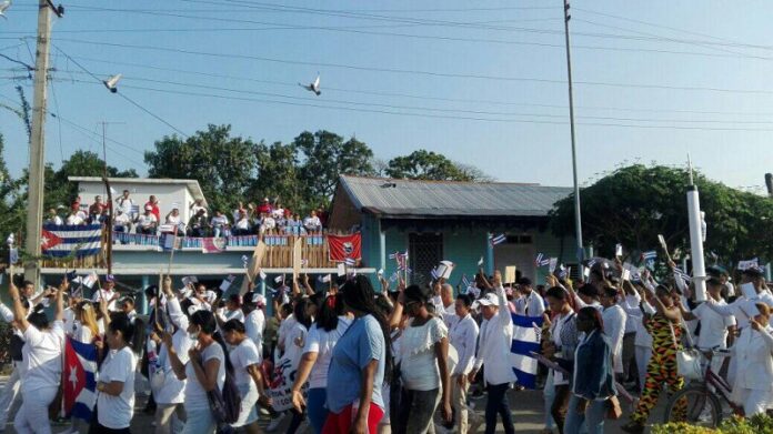 Festejan trabajadores del municipio Colombia su Día Internacional al ponerle manos y corazón a la Patria