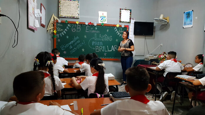 Más de 80 mil estudiantes acuden a las aulas este 4 de septiembre en LasTunas. (Tiempo21 FOTOS/ANGELUIS)