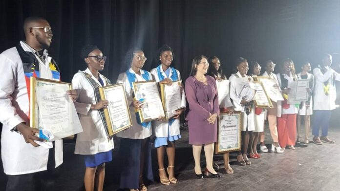 Egresa Universidad de Ciencias Médicas de Las Tunas galenos de países del Caribe