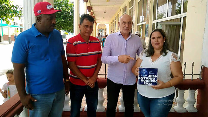 Presidente de la Unión de Periodistas de Cuba Modesto Ronquillo entrega premio a profesionales de 26