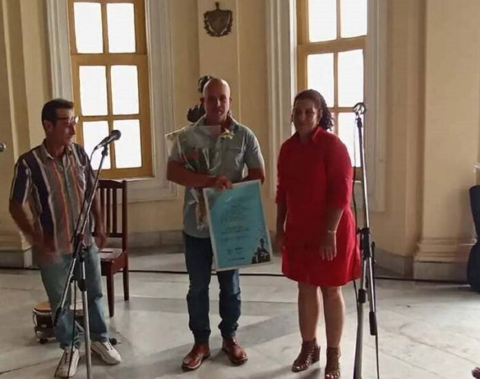 El Álbum de recortería de Yeinier vale Premio Literario Fundación de la Ciudad de Santa Clara 2024