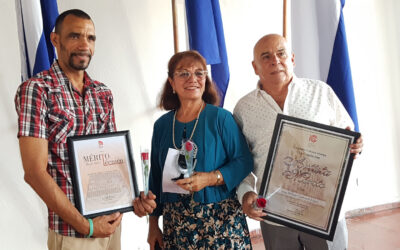 Entregan condecoraciones a radialistas destacados
