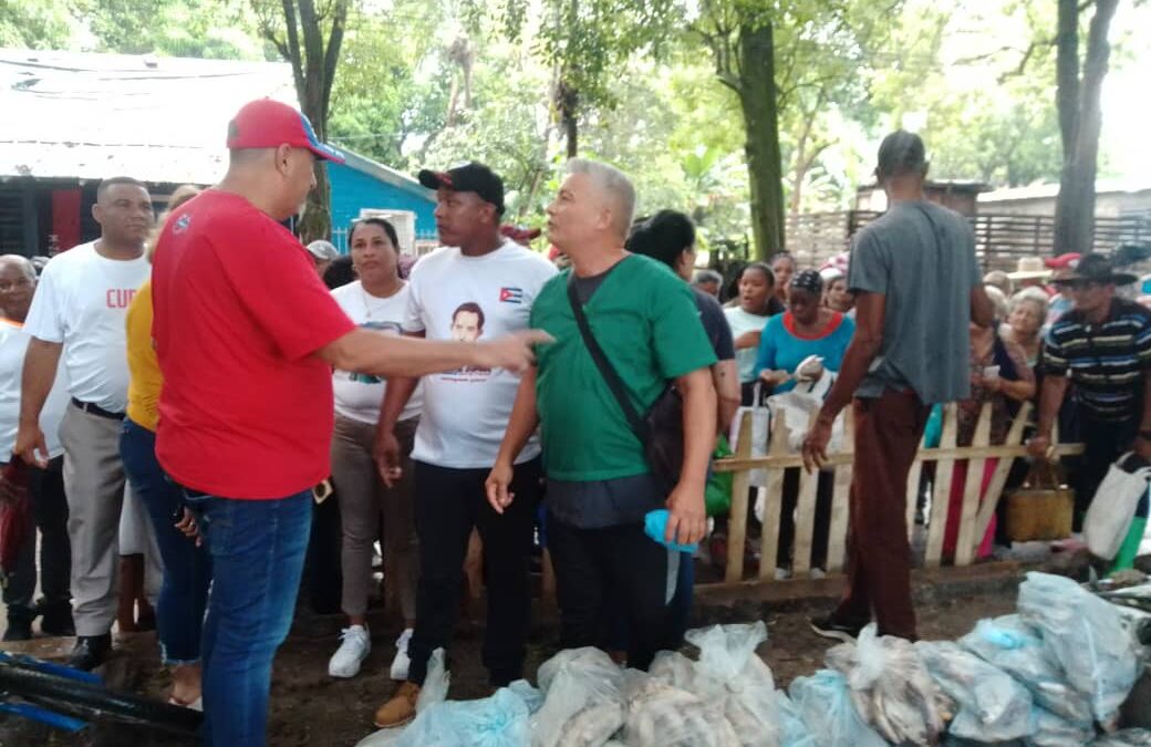 Recorre Secretario del Partido en la provincia Feria agrocomercial de Amancio