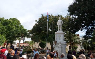  Rinden homenaje historiadores cubanos al Mayor General Vicente García González