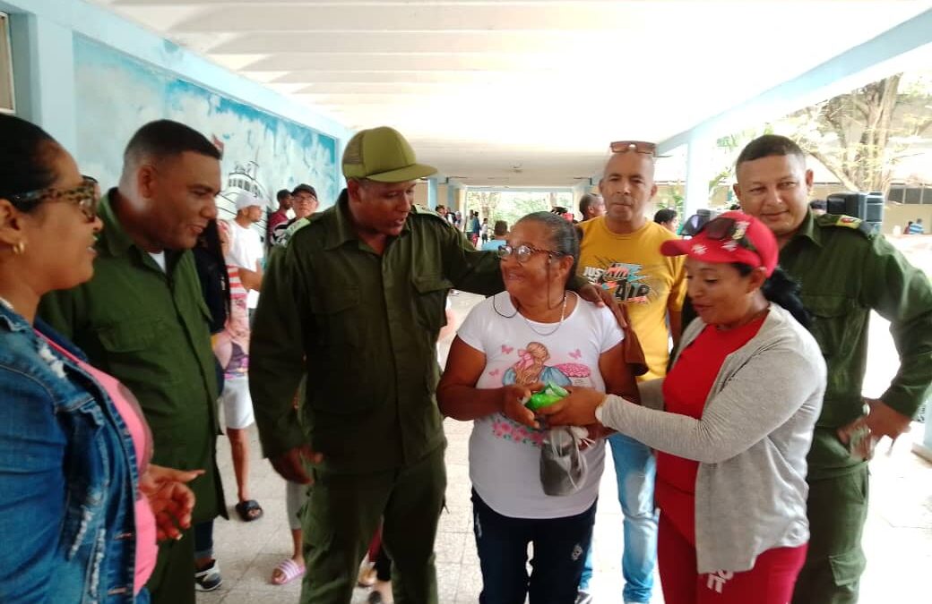 Realiza Amancio donación de alimentos para damnificados del huracán Melissa