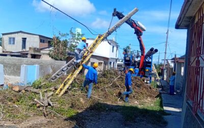 En Puerto Padre resalta empeño de hombres que desafían el tiempo y restablecen las comunicaciones