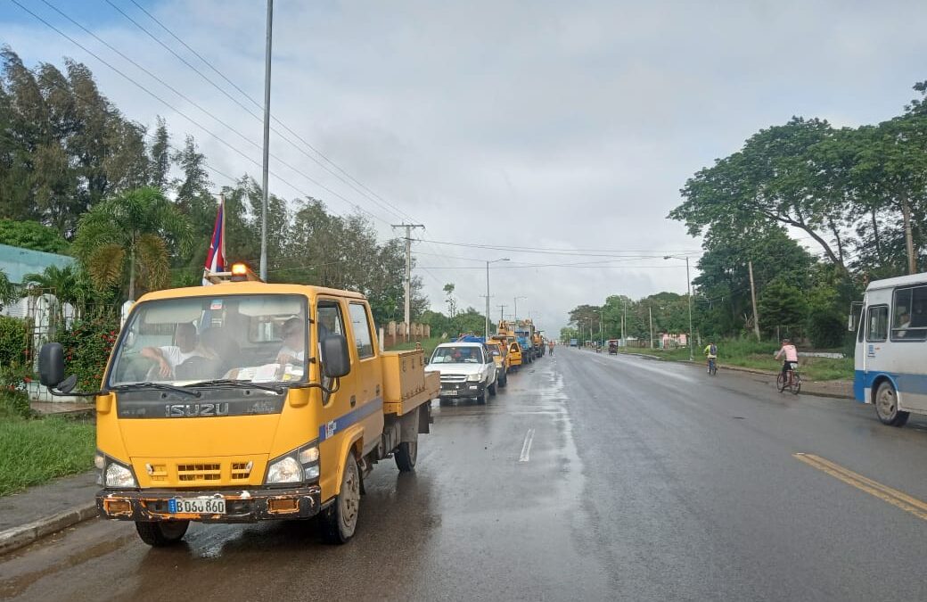 Parte a Santiago de Cuba contingente de la Empresa Eléctrica tunera