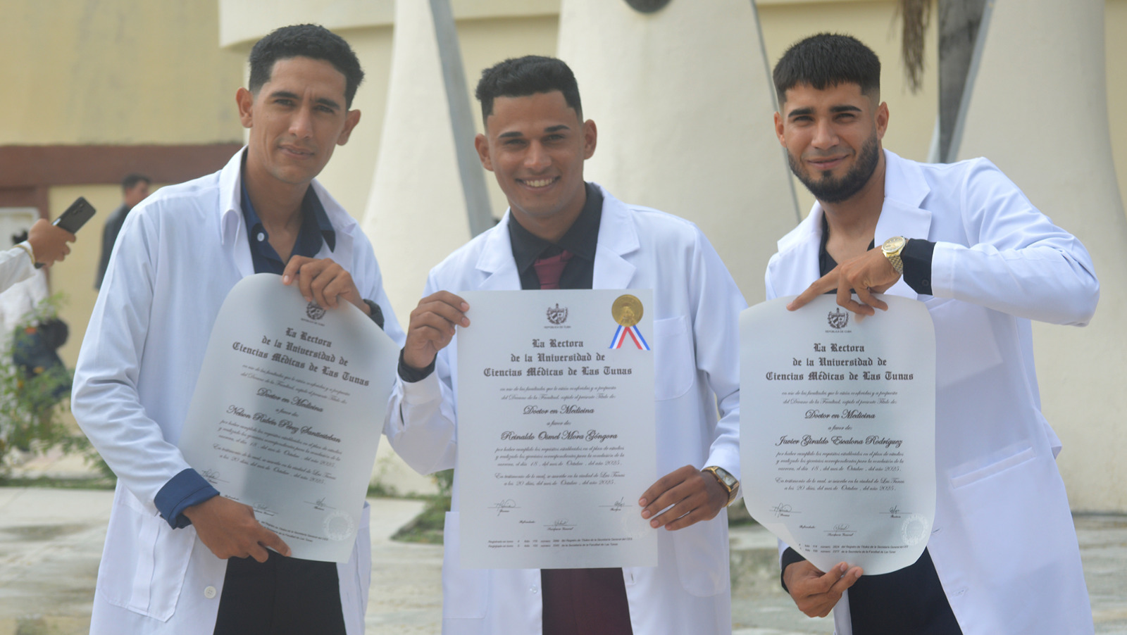 Nuevos profesionales de la salud reciben sus títulos con orgullo y compromiso