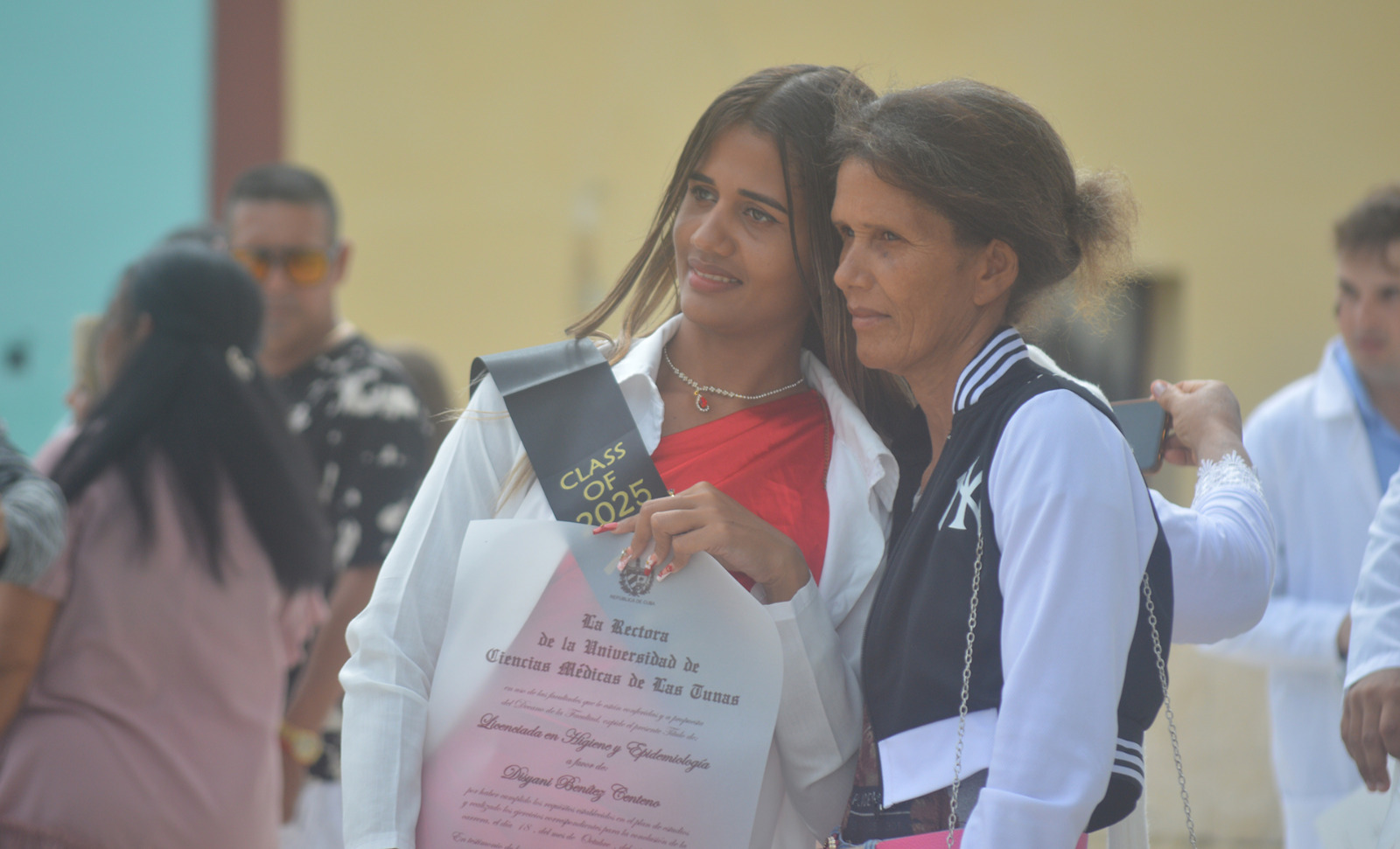 Nuevos profesionales de la salud reciben sus títulos con orgullo y compromiso