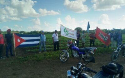 Recorre municipio de Colombia bandera conmemorativa de la Asociación de Agricultores Pequeños