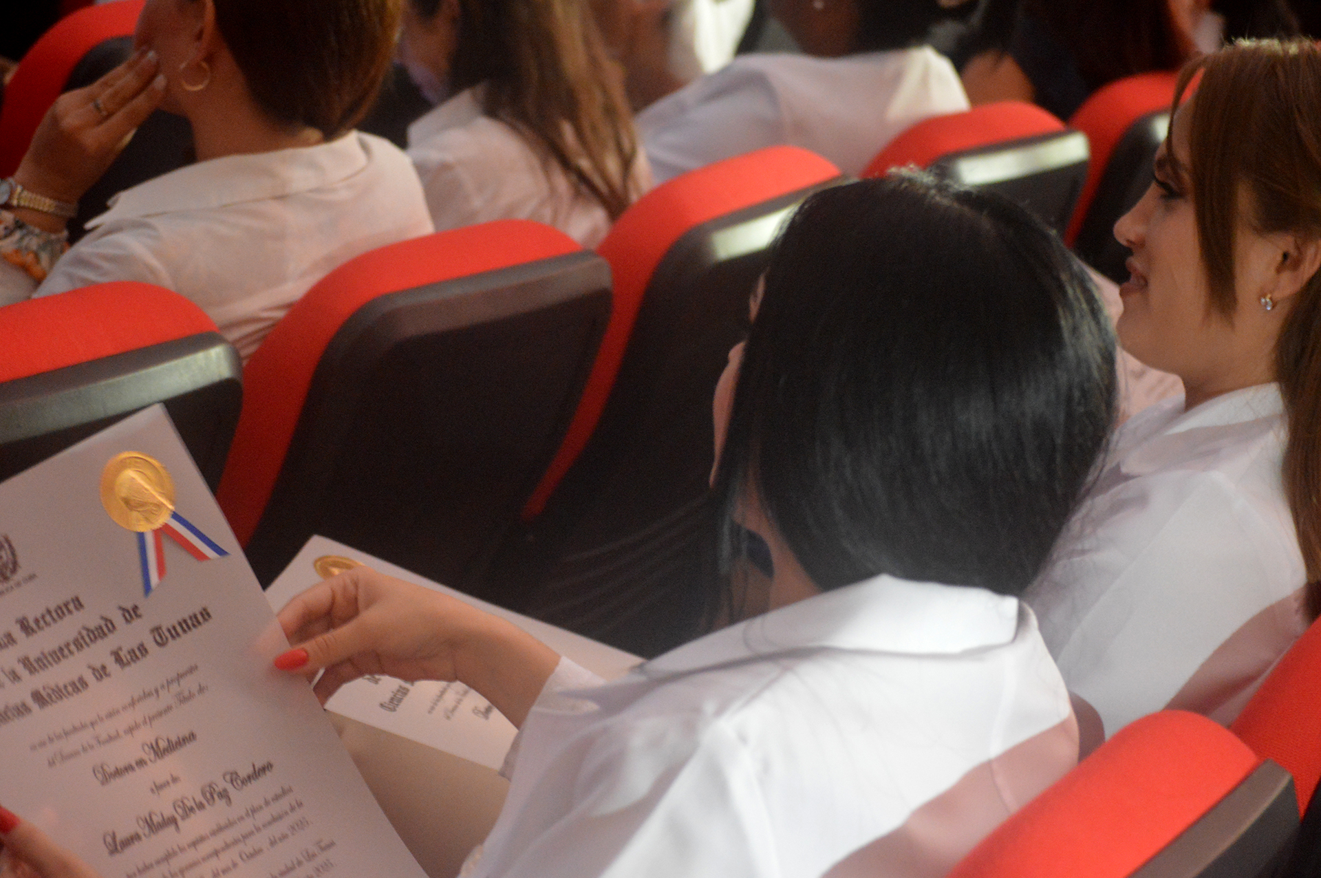 Nuevos profesionales de la salud reciben sus títulos con orgullo y compromiso