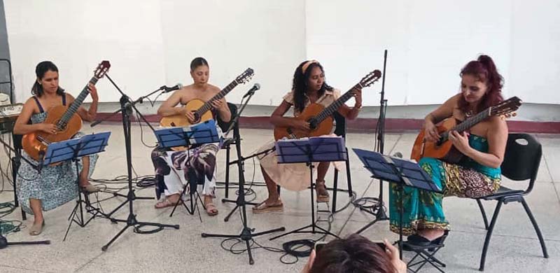 Del sueño a la poesía: pasión, melodía y corazón Del sueño a la poesía: pasión, melodía y corazón