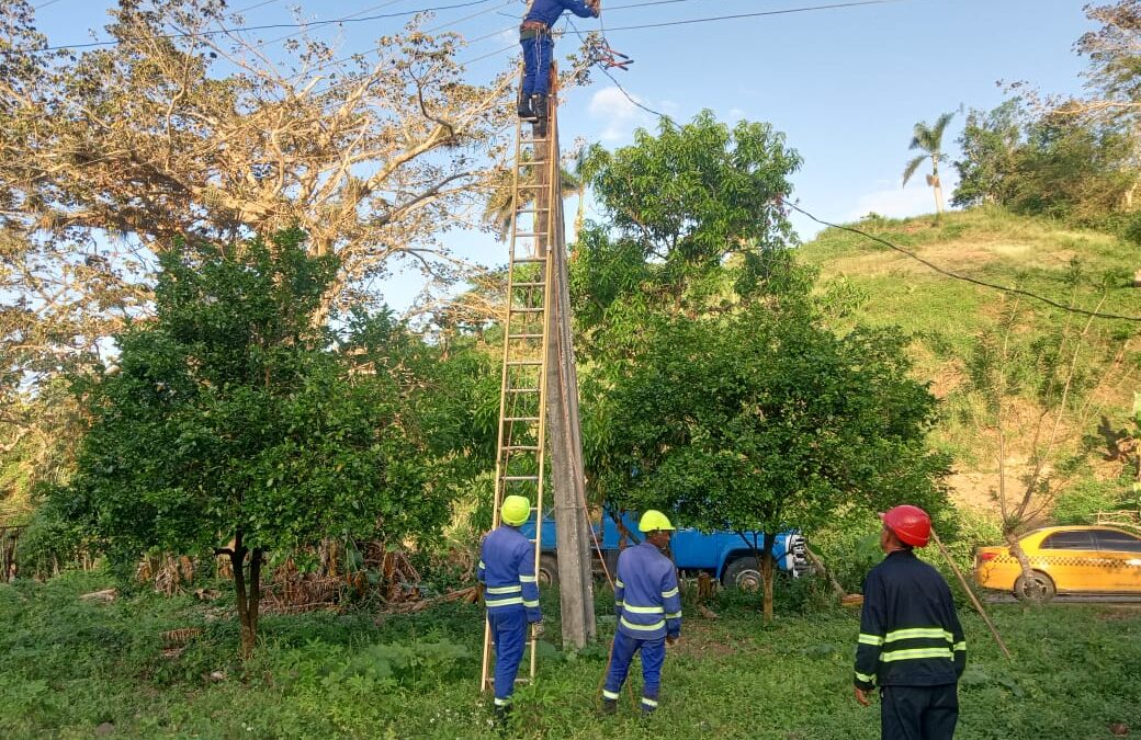 Trabajadores de la Empresa Eléctrica de LasTunas continúan labores de recuperación en Santiago de Cuba