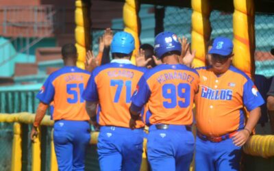 Leñadores caen ante los Gallos, pero se mantienen líderes