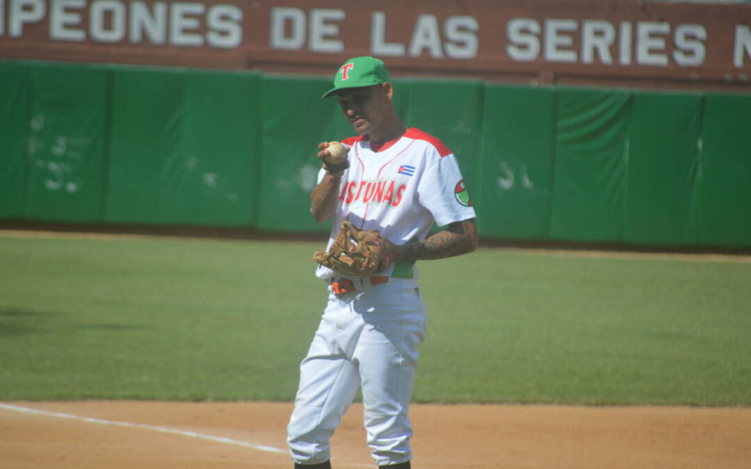 Keniel Ferráz impone respeto desde el montículo