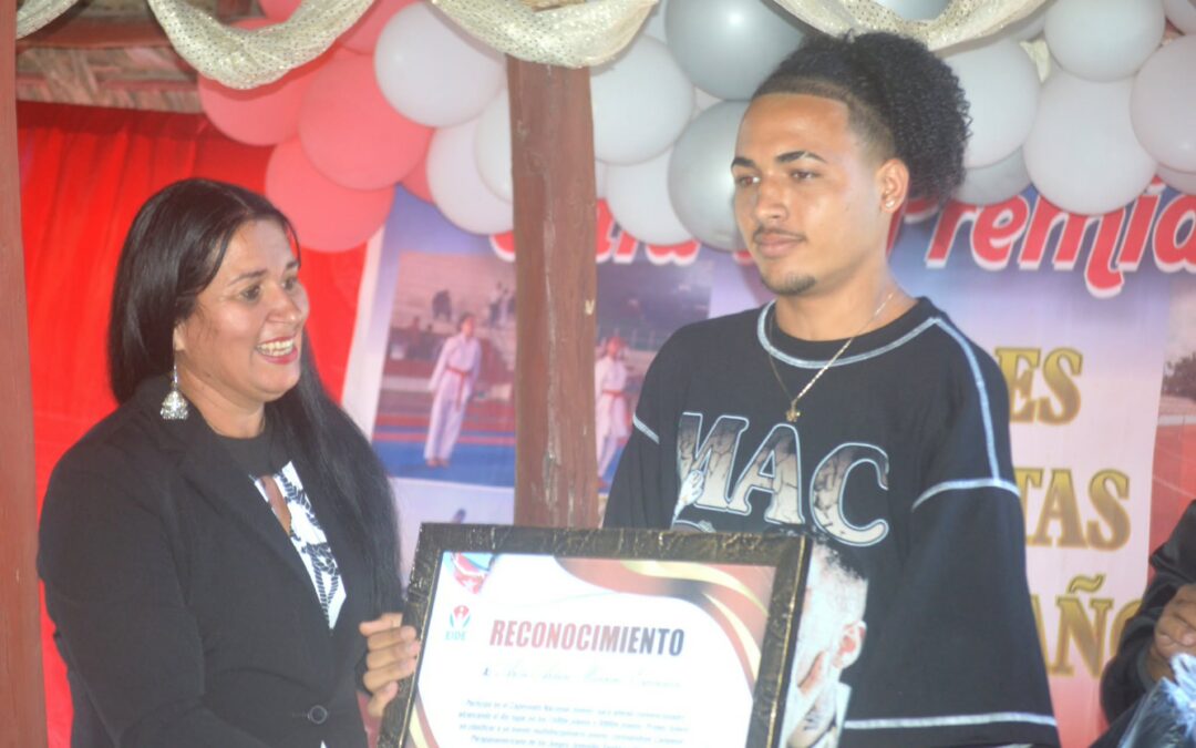 Reconocen a los mejores atletas y deportes en la EIDE «Carlos Leyva»  en 2025