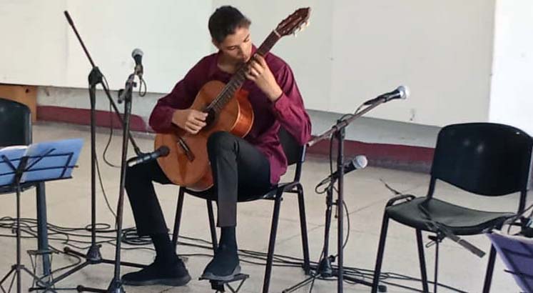 Del sueño a la poesía: pasión, melodía y corazón Del sueño a la poesía: pasión, melodía y corazón