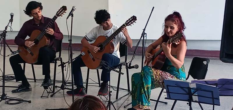 Del sueño a la poesía: pasión, melodía y corazón Del sueño a la poesía: pasión, melodía y corazón