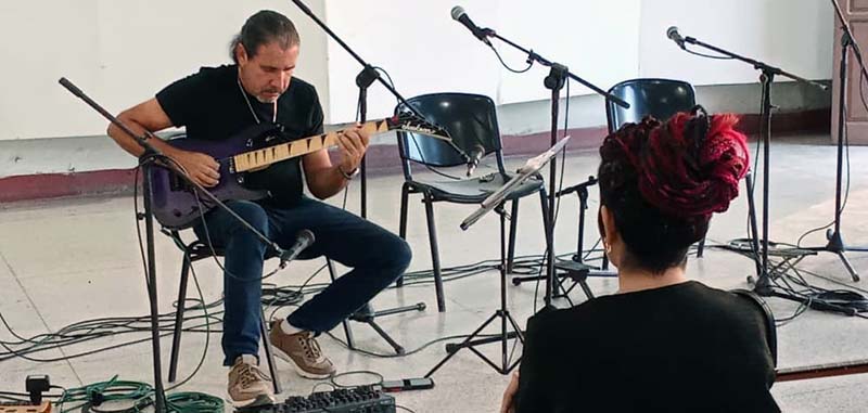 Del sueño a la poesía: pasión, melodía y corazón Del sueño a la poesía: pasión, melodía y corazón