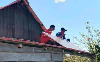Trabajadores del municipio de Colombia se benefician con la entrega de paneles solares 