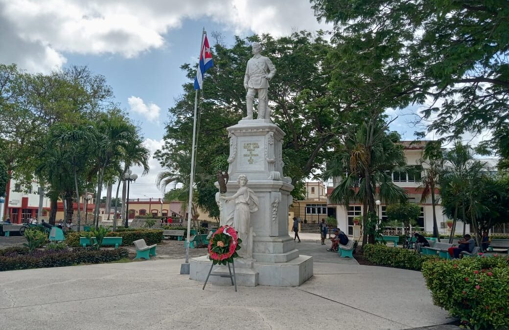 Rinden homenaje tuneros a su patriota insigne