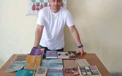 Michel Alejandro Díaz dona valiosa biblioteca ajedrecística a la Academia de Las Tunas