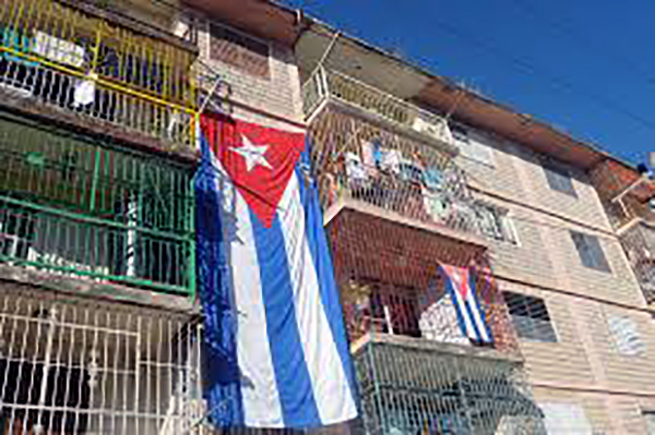 Después de pasarle la rima a las colas, a los precios inflados y al que vive del inventario ajeno, uno corre el riesgo de pensar que la batalla está perdida. Pero basta detenerse un segundo, bajarle el volumen al ruido de la queja y mirar bien: ahí están los quijotes de cada día. Esos que, en medio del sálvese quien pueda, deciden salvar al de al lado.