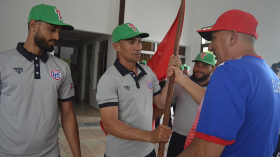 Los Leñadores reciben la bandera en acto solemne