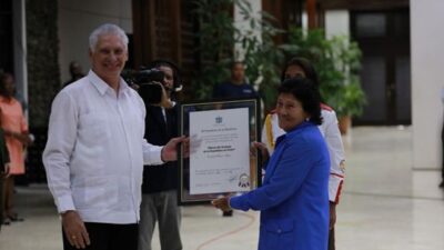 Díaz-Canel encabezó entrega de condecoraciones a héroes del trabajo y colectivos laborales