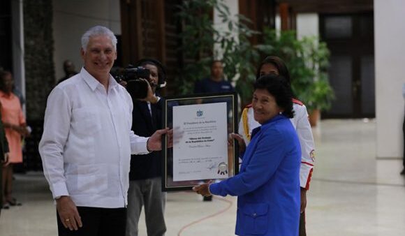 Díaz-Canel encabezó entrega de condecoraciones a héroes del trabajo y colectivos laborales