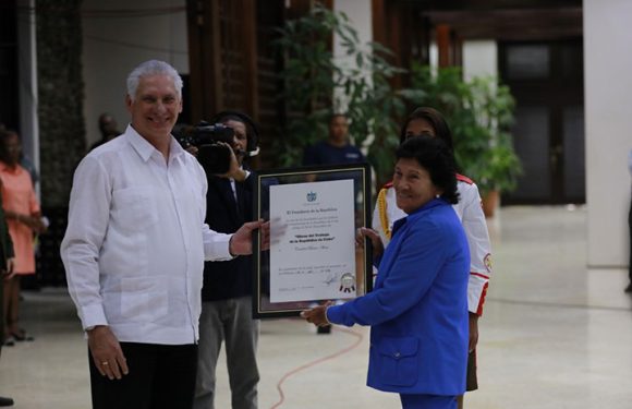 Díaz-Canel encabezó entrega de condecoraciones a héroes del trabajo y colectivos laborales