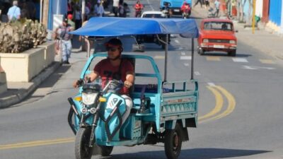Organizan transportación de Pasajeros en triciclos particulares