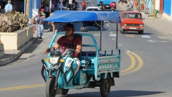 Organizan transportación de Pasajeros en triciclos particulares