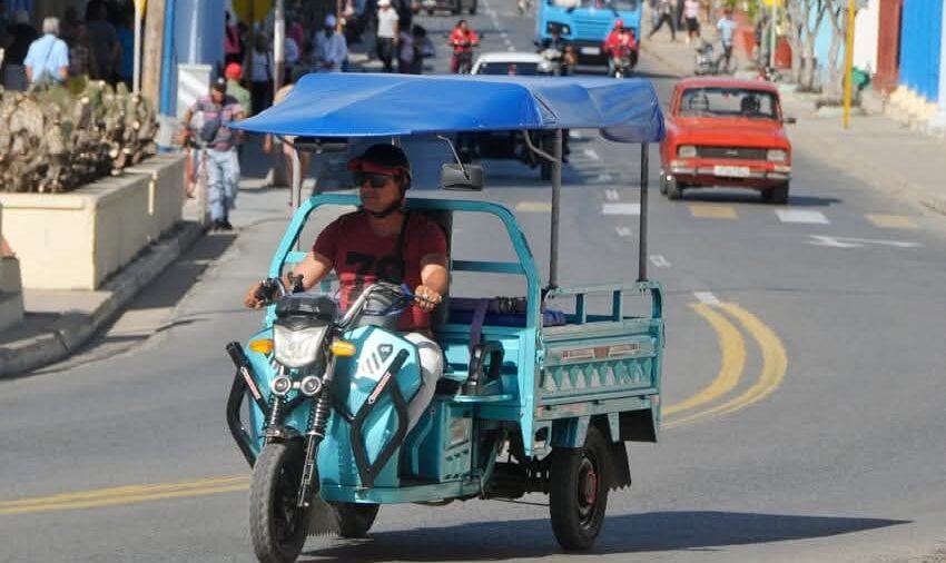 Organizan transportación de Pasajeros en triciclos particulares