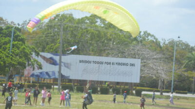 Exhibiciones aéreas en Las Tunas en saludo al 4 de abril