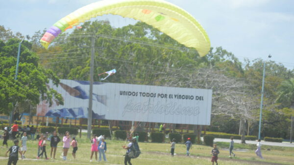 Exhibiciones aéreas en Las Tunas en saludo al 4 de abril