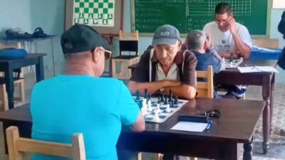 Puertopadrenses honran la memoria de “El Bebo” en el Campeonato Municipal de Ajedrez