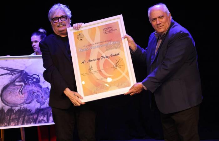 Recibe Amaury Pérez Premio Nacional de Música rodeado de amigos