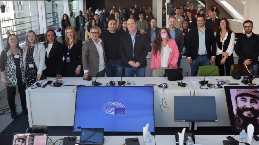 A sala llena tuvo lugar en Parlamento Europeo panel por centenario de Fidel